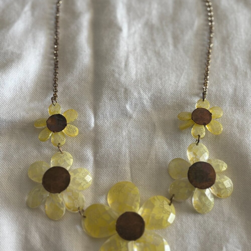 Yellow Acrylic Flower Statement Necklace Crystal Centers Gold Chain - Picture 6 of 6